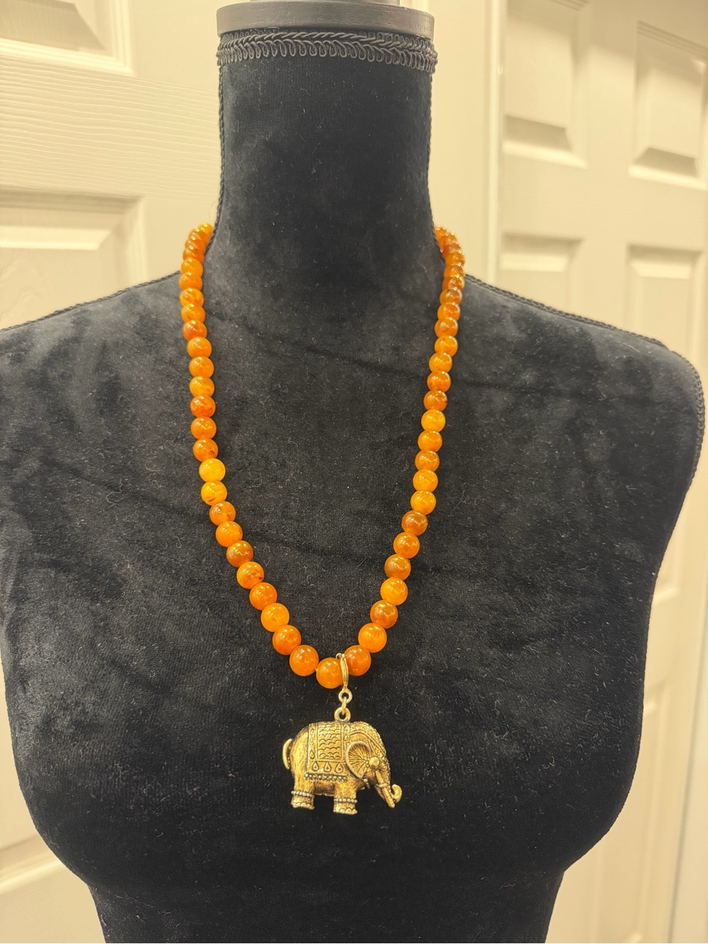 Vintage Sarah Coventry Raja elephant pendant necklace.